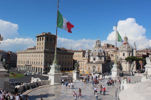 Italien, Fahne auf Platz