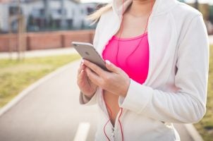 Frau mit Smartphone